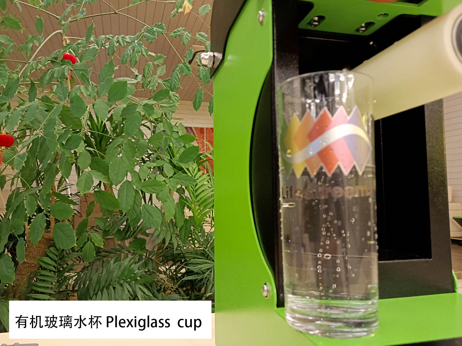Термотрансферная печать эксклюзивных цветных логотипов и этикеток для стаканов для воды из плексигласа.