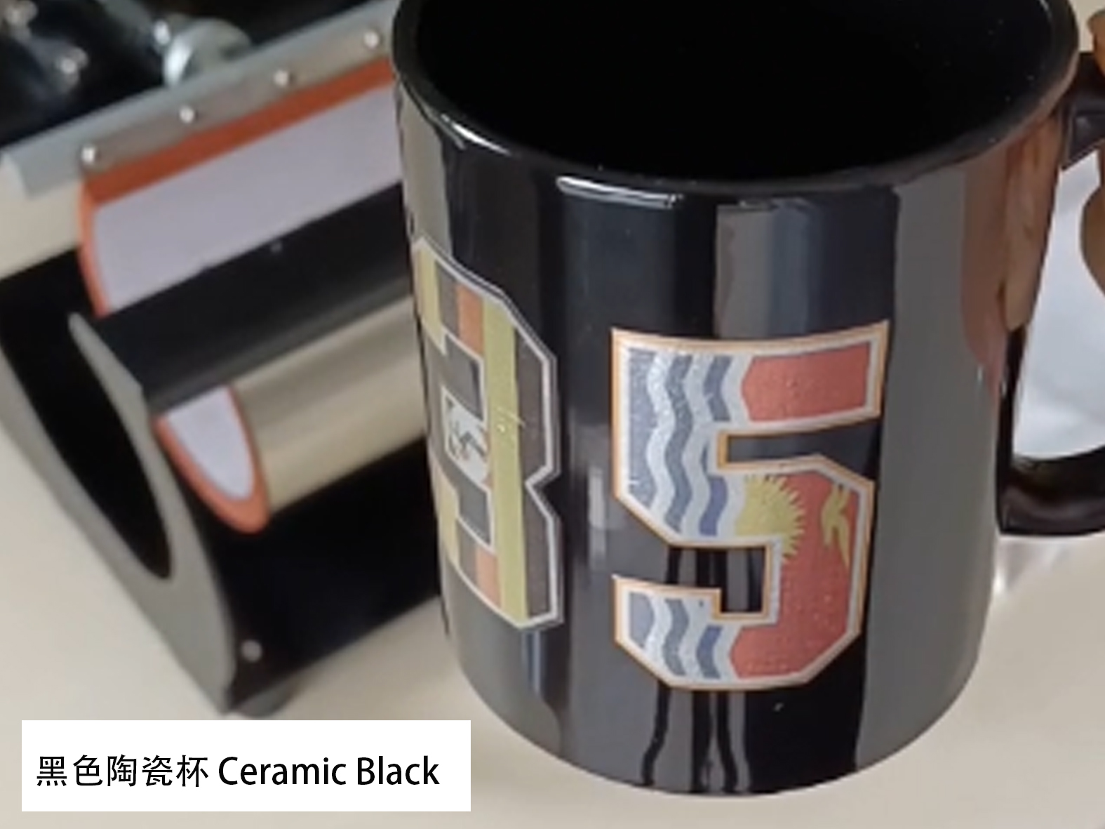 Spersonalizuj swoje ekskluzywne logo za pomocą naszej folii z naklejkami termotransferowymi na czarny błyszczący kubek ceramiczny