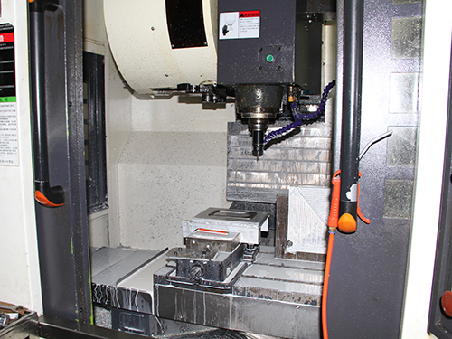 How should the milling cutter be selected under complex CNC machining conditions?