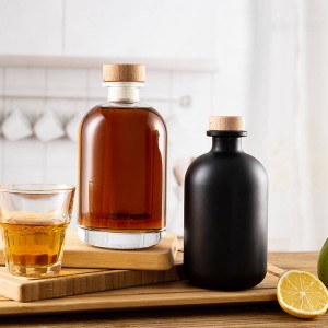 Vroče prodajna okrogla steklena steklenica za žgane pijače iz plutovinastega pokrova za viski vodko