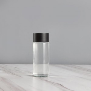 Prázdne valcové sklenené fľaše na pitie na artézsku neperlivú vodu