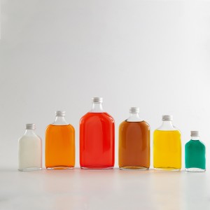 قم بتسمية الزجاجات الزجاجية المسطحة للمشروبات الباردة مع غطاء من الألومنيوم