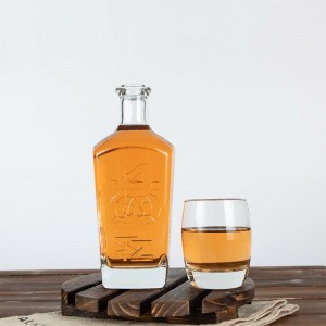 750ml Oanpast gravearje Cork Finish Glass Cocktail Bottle