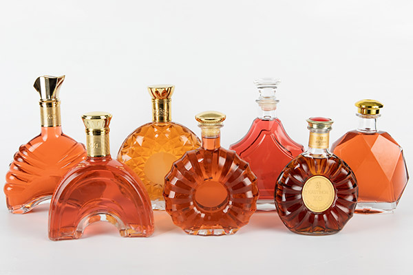 7 migliori bottiglie di vetru di cognac per elevà a vostra esperienza di bere di brandy