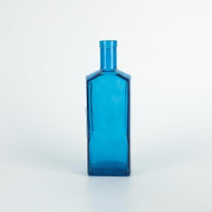 Grawerowana niebieska kwadratowa szklana butelka wódki o pojemności 750 ml