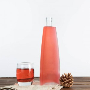 Триъгълна стъклена бутилка за вино с матирани плодове от 25 унции с коркова тапа