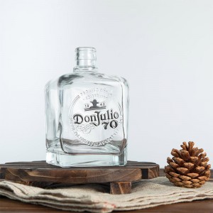 Bouteille d'alcool de gin en verre avec logo personnalisé carré de luxe en liège 70CL