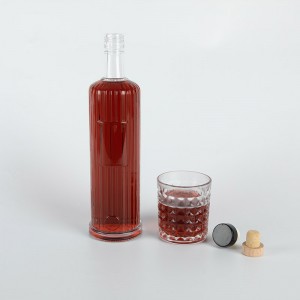 Zazátkovaná 750 ml vysoká valcová pruhovaná sklenená fľaša na rum