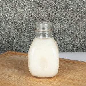 500 ml läbipaistev tühi jogurtipiima klaaspudel kaanega