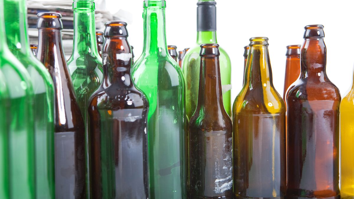 Почему пивные бутылки в основном зеленого или коричневого цвета?