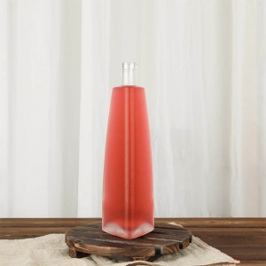Trekantet 25 oz frostet frugt vinglasflaske med kork