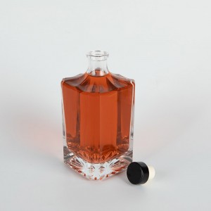 650 ml-es négyzet alakú, átlátszó testre szabott üveg italpalackok