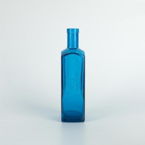 زجاجة فودكا زجاجية مربعة الشكل محفورة باللون الأزرق سعة 750 مل