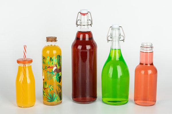 4 Beneficii di l'acqua potabile in buttigli di vetru invece di plastica
