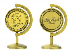 Pllakë e ngulitur me trofe të artë, me ngulitje për çmimin e suvenirit, me stendë për medalje artizanale të gdhendur nga metali dhe druri