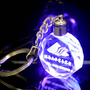 পাইকারি কাস্টম তৈরি 3D গাড়ী লোগো গ্লাস কী রিং LED লাইট কীরিং ক্রিস্টাল কীচেন লেজার এনগ্রেভিং কী চেইন