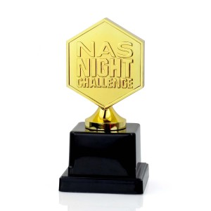 Supporto per tazza in metallo e legno inciso su misura Piatto di trofeo d'oro Placca di medaglia di premiazione in rilievo in rilievo