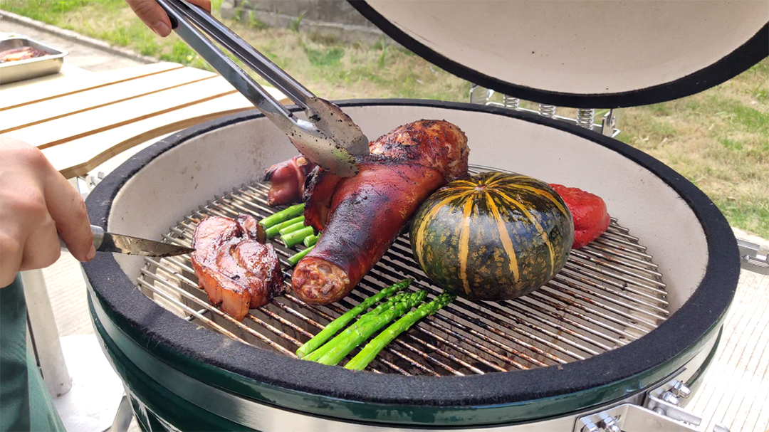 What kind of food is the Kamado grill suitable for cooking？