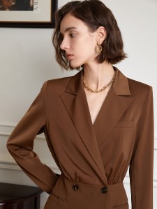 Design female V-neck shirt dress