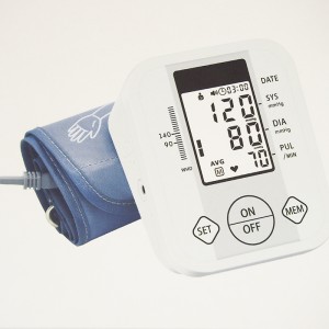 جهاز قياس ضغط الدم الرقمي الإلكتروني المحمول من أعلى الذراع