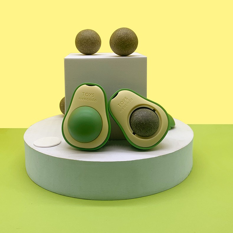 Avocado Shape -kissa nuolee interaktiivista kissanminttupalloa