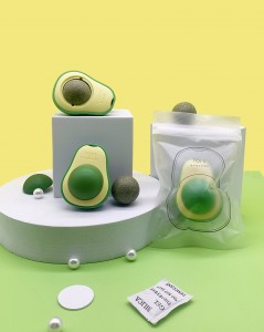 Avocado Shape -kissa nuolee interaktiivista kissanminttupalloa