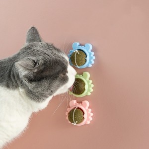 Gatto a forma di lumaca di granchio che ruota i giocattoli con la palla di erba gatta che leccano la parete