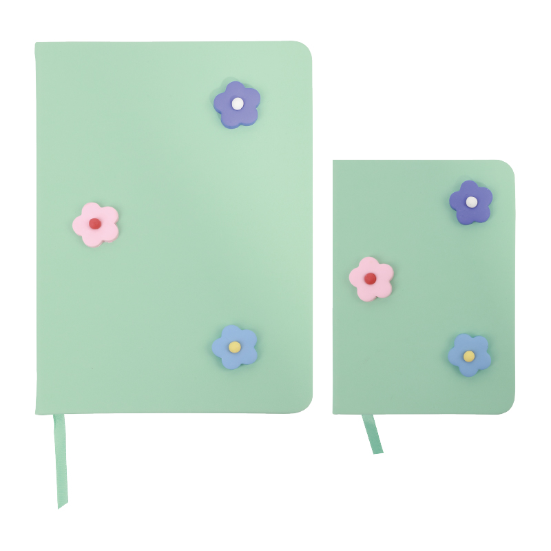 Мала и средња цветна свеска са празним папиром за дневник дневника