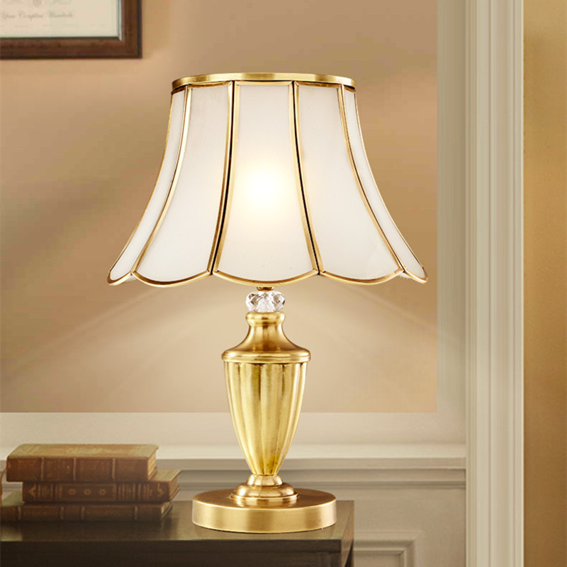 Dizajnerska namizna svetilka Namizna svetilka iz medenine Predstavljena slika