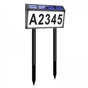 조명이 켜진 집 주소 번호, 2개의 금속 말뚝이 있는 태양광 주소 표지판