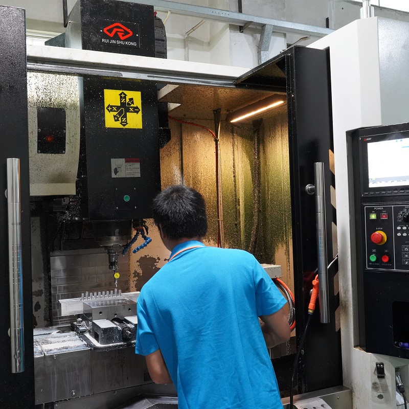 What are the precautions for the daily operation of CNC machining?