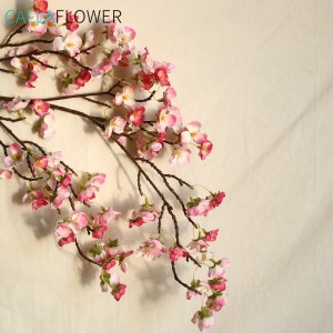 MW38958 การจัดดอกไม้ประดิษฐ์สาขาดอกซากุระสีขาวตกแต่งงานแต่งงาน