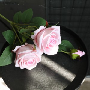 MW03337 Sztuczna czerwona róża łodyga aksamitna trzy główki kompozycja różowa dekoracja weselna kwiat