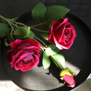 MW03337 Mākslīgais sarkanās rozes stublājs samts Trīs galvas rožu kompozīcija kāzu ballītes dekorācijas zieds