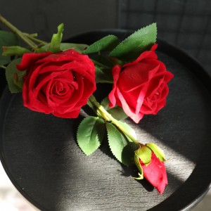 MW03337 Изкуствено стъбло от червена роза, кадифе, аранжировка от роза с три глави, цвете за декорация на сватбено тържество