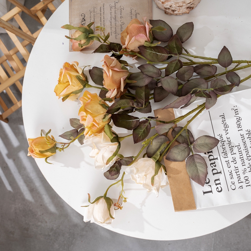 Ramo de seda barato de DY1-3320A, espray de rosas artificiales de imitación, dos flores, un capullo para bodas