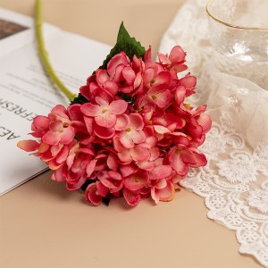 MW52666 Hurtownia jedwabnych hortensji ślubnych ze sztucznymi kwiatami jako dekoracja aranżacji prezentów