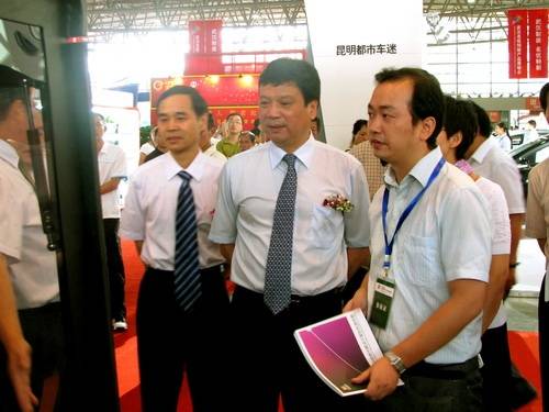 Stellvertretende Bürgermeister besuchten den Ausstellungsstand von Golden Laser