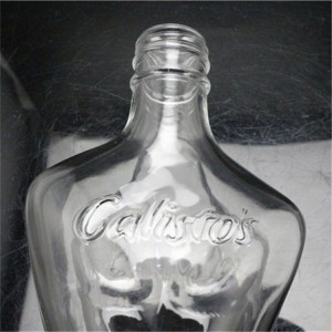 Botella de vidrio con forma de hombre de 250 ml para salsa con logotipo en relieve