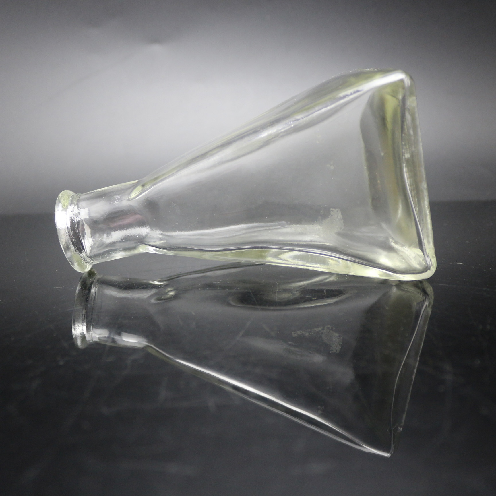 Koku kamış yağ difüzör piramit dekoratif cam şişe piramit şeklindeki cam şişeler