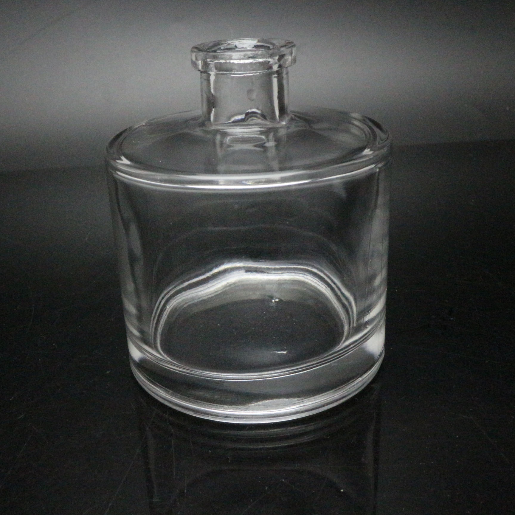 Reed Glass diffuser bottles with screw cap and plug