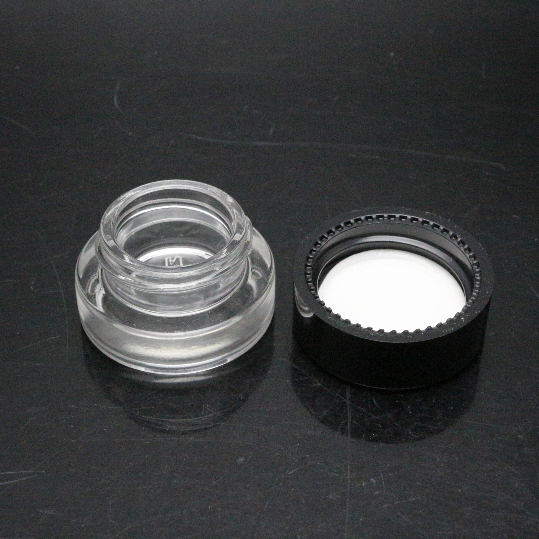 5 ml skleněná nádoba s pevným plastovým víčkem