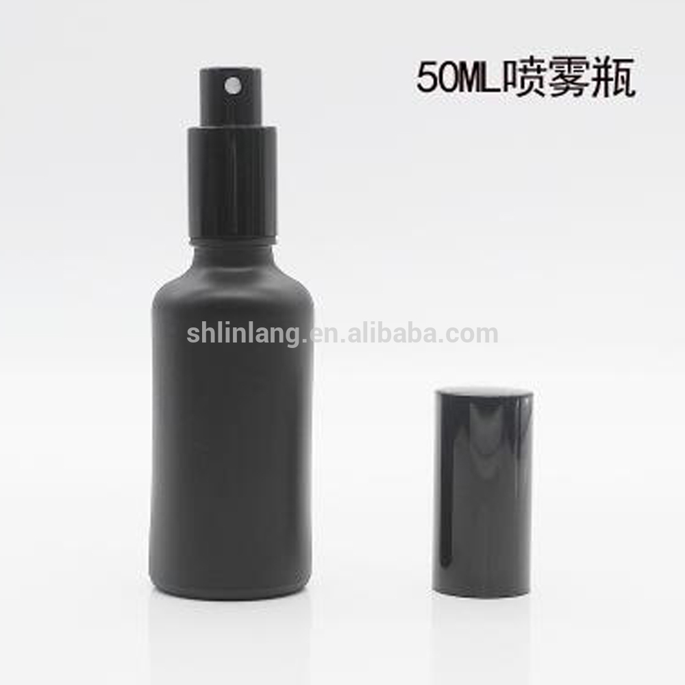 צבע שחור בקבוק שמן אתרים עם תרסיס משאבה