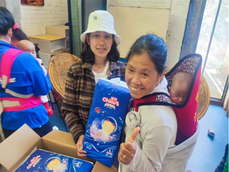 Chiaus in actie, naar Jingpo-dorp aan de grens tussen Yunnan en Birma!Hulp “gemakkelijk ouderschap”