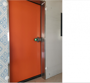 Uși pentru camere frigorifice cu balamale