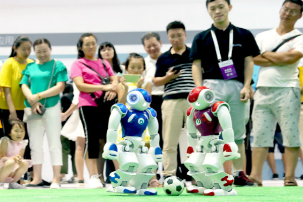 China kanggo Nguatake Industri Robotika lan Nyepetake Panggunaan Mesin Cerdas