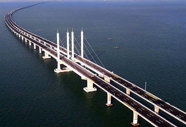 Most cez more v zálive Jiaozhou