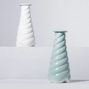 Blue and White Ceramic Candle Holders  Windward-shaped Art Creative Design
