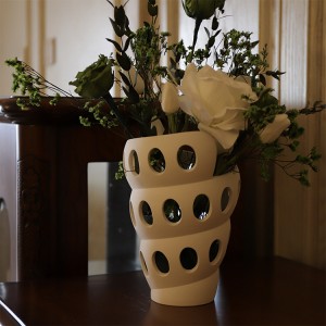 White Flower Ceramic Hollow Out Vase Conch-shaped Carving Art Creative Design