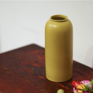 Handmade Cearamic Flower Vessel with Matten texture Tender Green Japandi Style Designs